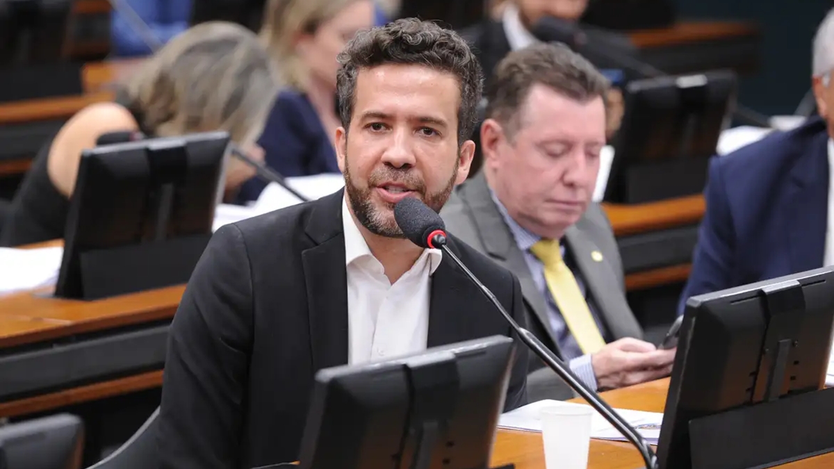 Defesa de Bolsonaro apresenta queixa-crime contra Janones por ofensas